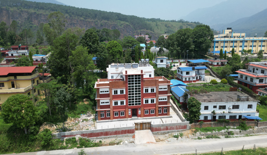 कार्यालय भवन र वरीपरीको दृष्य (पछाडीतर्फबाट हेर्दा)